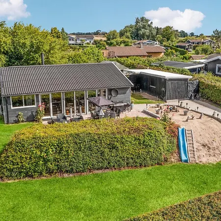 Beautiful In With Kitchen Holiday home